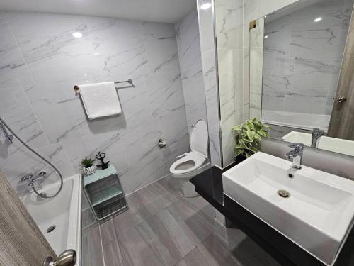 大城Studio view Garden - Room的浴室配有盥洗盆、卫生间和浴缸。