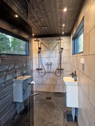 帕尔加斯Brännskär Cottages & Glamping的一间带两个盥洗盆和淋浴的浴室