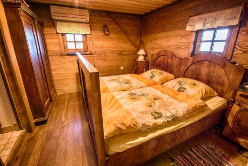 奥托亚克Vineyard Cottage Skatlar的小木屋内一间卧室,配有一张床