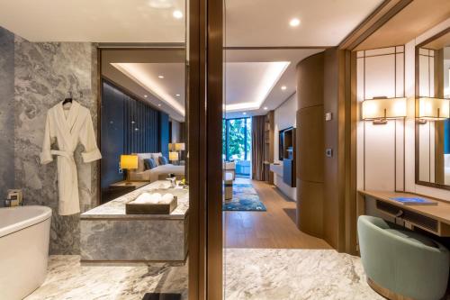 切什梅Reges, a Luxury Collection Resort & Spa, Cesme的一间带大浴缸和水槽的浴室