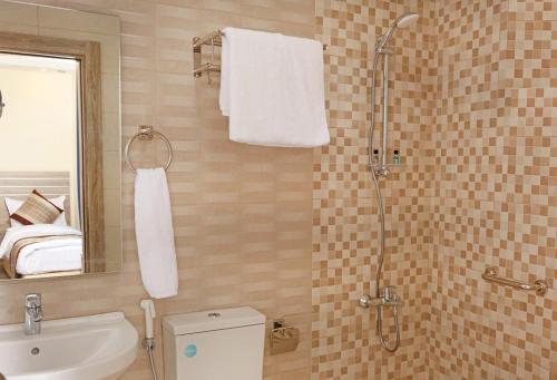 亚喀巴La Riva Hotel的带淋浴、卫生间和盥洗盆的浴室