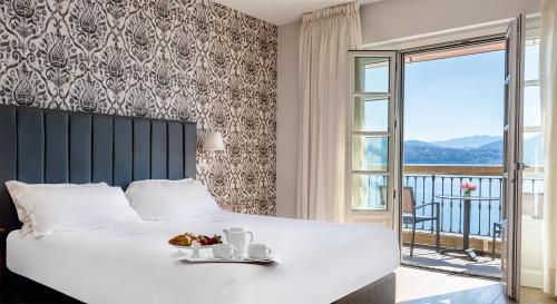 卡尼洛瑞维拉Park Hotel Italia的一间卧室,带一张床,早餐