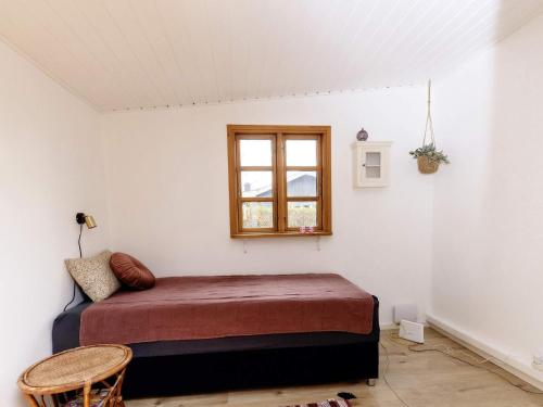 博托比Holiday home Væggerløse XL的一间卧室设有一张床和一个窗口