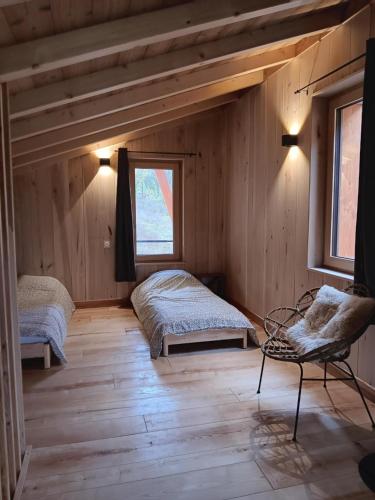 克莱尔沃雷拉克Lodges Clara Vallis的一间卧室配有两张床和椅子
