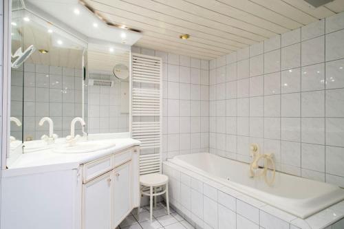 戈赫Work & Stay Apartment Goch的白色的浴室设有浴缸和水槽。