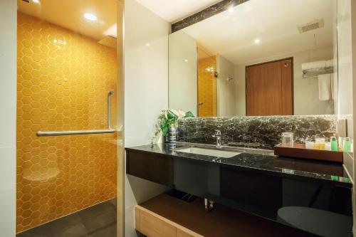 曼谷Montana Bangkok Hotel & Residence SHA Extra Plus的一间带水槽和镜子的浴室