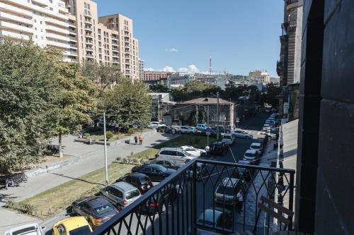 埃里温Aratta Boutique Hotel的享有城市街道的景色,设有停车位