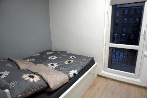 霍茹夫MSC Apartments Chorzow Centrum的一间小卧室,卧室的床铺位于窗户旁