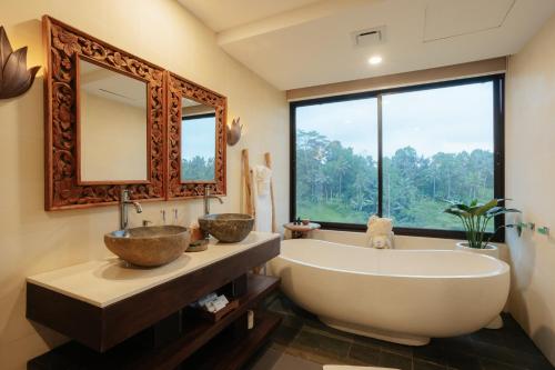 乌布Metland Venya Ubud的一间带大浴缸和大窗户的浴室