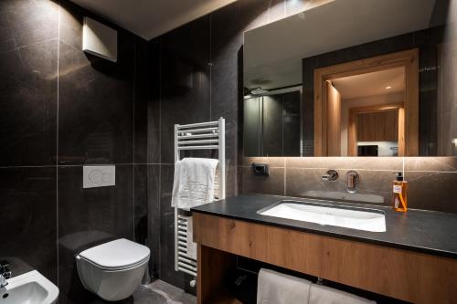 佩约方缇Family Apartments Vioz的一间带水槽、卫生间和镜子的浴室