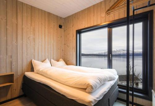 MestervikLuksus panorama hytte -H24的一间卧室设有一张大床和大窗户