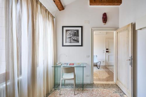 威尼斯Cà Boldo Terrace 2.0的一间设有玻璃桌和椅子的房间