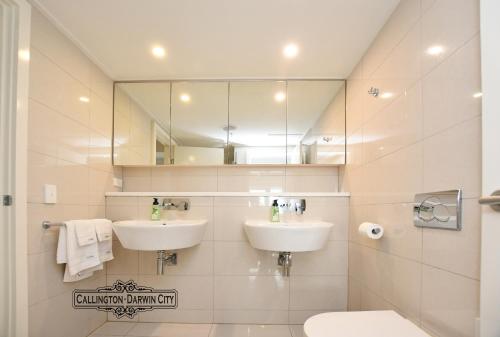 达尔文“CALLINGTON” Darwin City @PenthousePads的浴室设有2个水槽和镜子