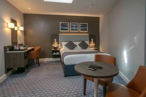 伦敦沃克斯豪尔贝斯特韦斯特优质酒店的配有一张床和一张书桌的酒店客房
