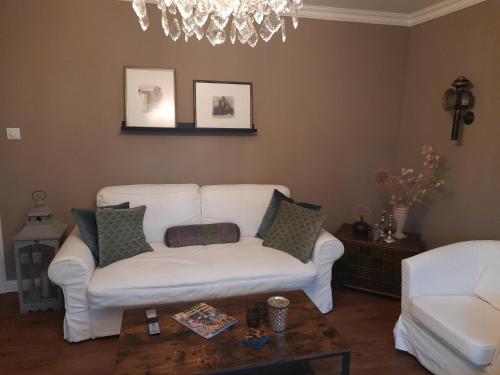 居特斯洛Tina`s home的客厅配有白色的沙发和桌子