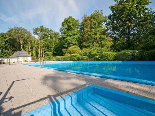 多廷赫姆Recreatiepark de Wrange的蓝色海水大型游泳池