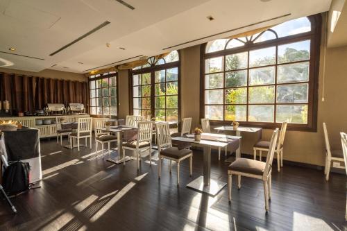 拉加里加布朗卡福尔Spa铁尔玛鲁酒店的餐厅设有桌椅和窗户。