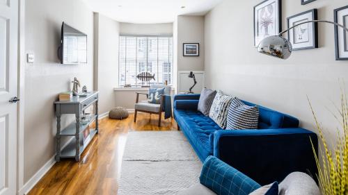 安斯特拉瑟Sea Breeze的客厅配有蓝色的沙发和桌子