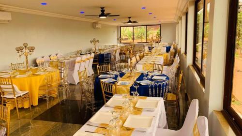 雅温得L'Integrale的用餐室配有桌椅和黄色及蓝色的桌布