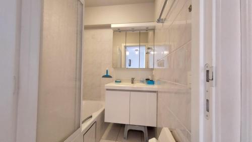 科克赛德Zeedijk Koksijde的白色的浴室设有水槽和淋浴。