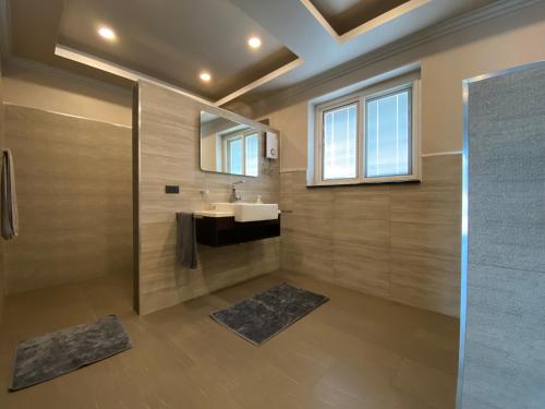 Ban PrasatSutalawadee Resort的一间带水槽和镜子的浴室