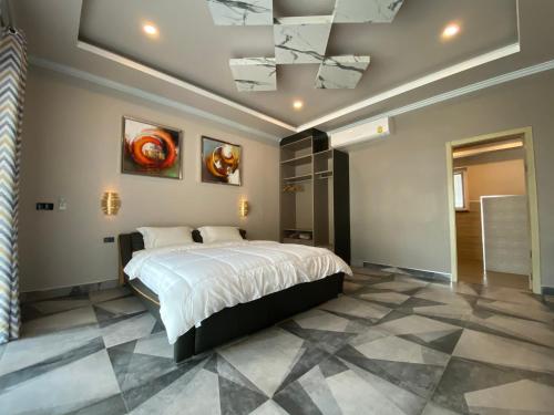 Ban PrasatSutalawadee Resort的卧室配有一张大床,铺有瓷砖地板。