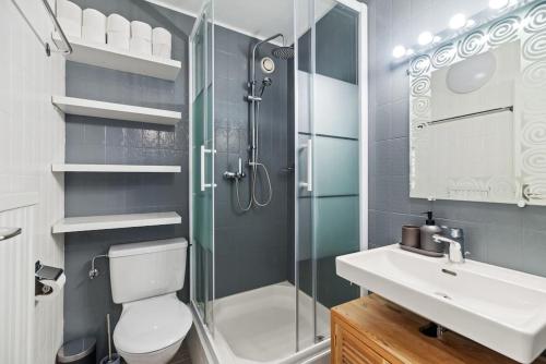 沙尔梅Appartement calme et accueillant à Charmey的带淋浴、卫生间和盥洗盆的浴室