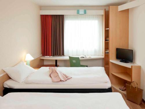 柏林柏林波茨坦广场宜必思酒店的酒店客房设有床和窗户。