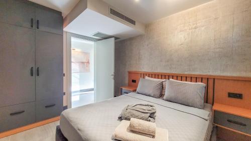 博德鲁姆Yalikavak Twin Villa的一间卧室配有一张带木制床头板的床