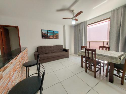 阿拉亚尔-杜卡布Prainha Paradise的客厅配有沙发和桌椅