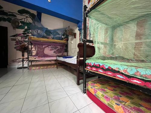 Fort KochiB Hostel的一间客房内配有两张双层床的房间