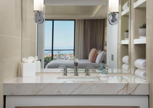 圣地亚哥拉霍亚希尔顿Curio Collection酒店的一间带水槽和大镜子的浴室