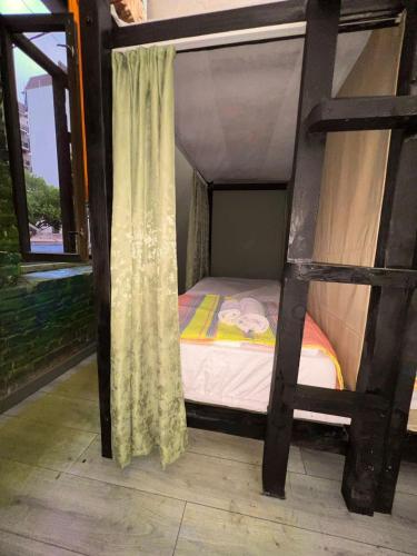 巴统Communication hostel的一间小卧室,配有双层床和窗户