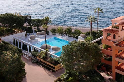 蒙特卡罗Columbus Hotel Monte-Carlo, Curio Collection by Hilton的享有带游泳池的度假村的空中景致