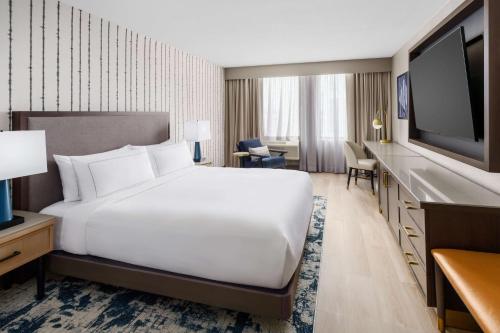 夏洛特DoubleTree by Hilton Charlotte City Center的配有一张床和一台平面电视的酒店客房