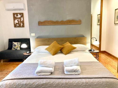 坎帕尼亚诺·迪罗马瑟兰拉度假屋的一间卧室配有一张大床和毛巾