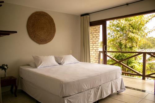皮帕Pousada Mãe Natureza的一间卧室设有一张床和一个大窗户