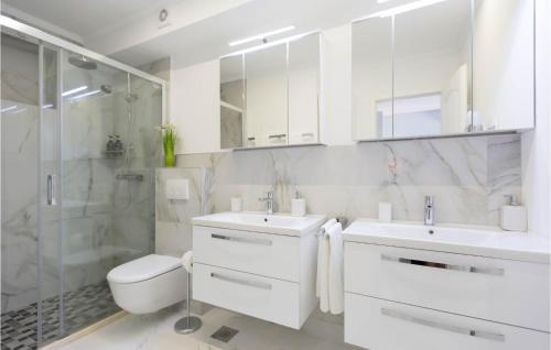 特斯特诺Awesome Home In Trsteno With Kitchen的浴室配有卫生间、盥洗盆和淋浴。