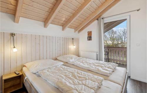 苏索Seeteufel 5的卧室设有两张床,带窗户