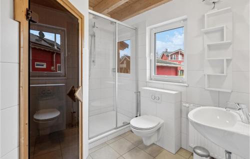 苏索Seeteufel 5的白色的浴室设有卫生间和水槽。