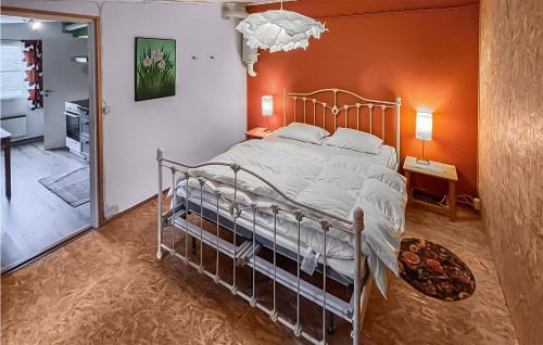 Gräsmark2 Bedroom Stunning Home In Grsmark的一间卧室配有一张橙色墙壁的床