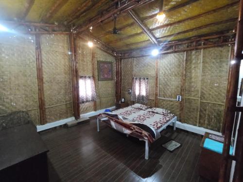 MaheshwarVasant Bamboo Cottage的壁纸客房内的一间卧室配有一张床