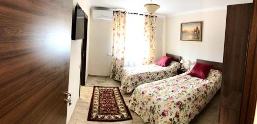 赫里卡Casa Navajas的一间卧室设有两张床和窗户。