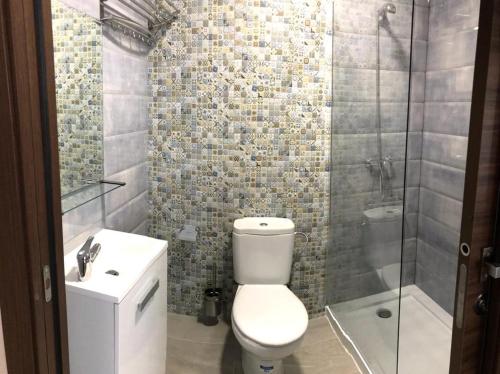 赫里卡Casa Navajas的浴室配有卫生间、盥洗盆和淋浴。