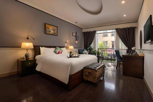 河内Hanoi Garden Hotel & Spa的一间带大床的卧室和一个阳台