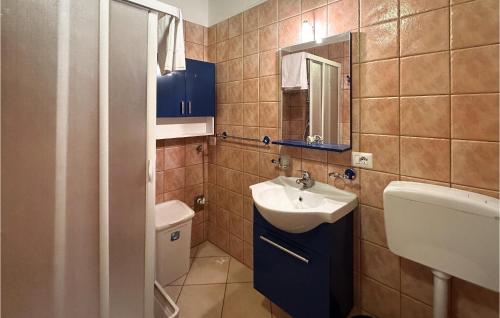 Gioia dei Marsi2 Bedroom Nice Apartment In Lecce Nei Marsi的一间带水槽和卫生间的小浴室
