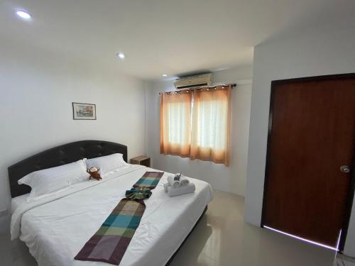 芭东海滩The Rich Patong的一间卧室,配有一张带两个泰迪熊的床