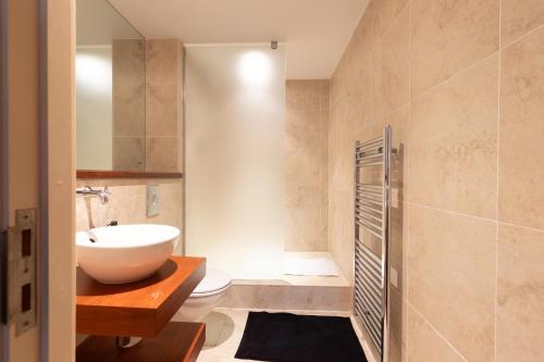 杜伦Durham City Luxury Apartment的浴室配有白色水槽和卫生间。