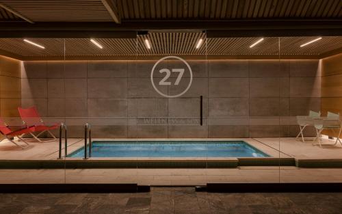 扎科帕内Kamieniec 27 Bed & Breakfast的墙上有标志的游泳池
