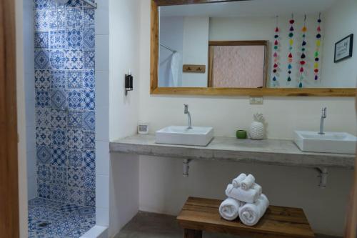 蒙塔尼塔蒙塔尼塔酒店的浴室设有2个水槽、镜子和毛巾。